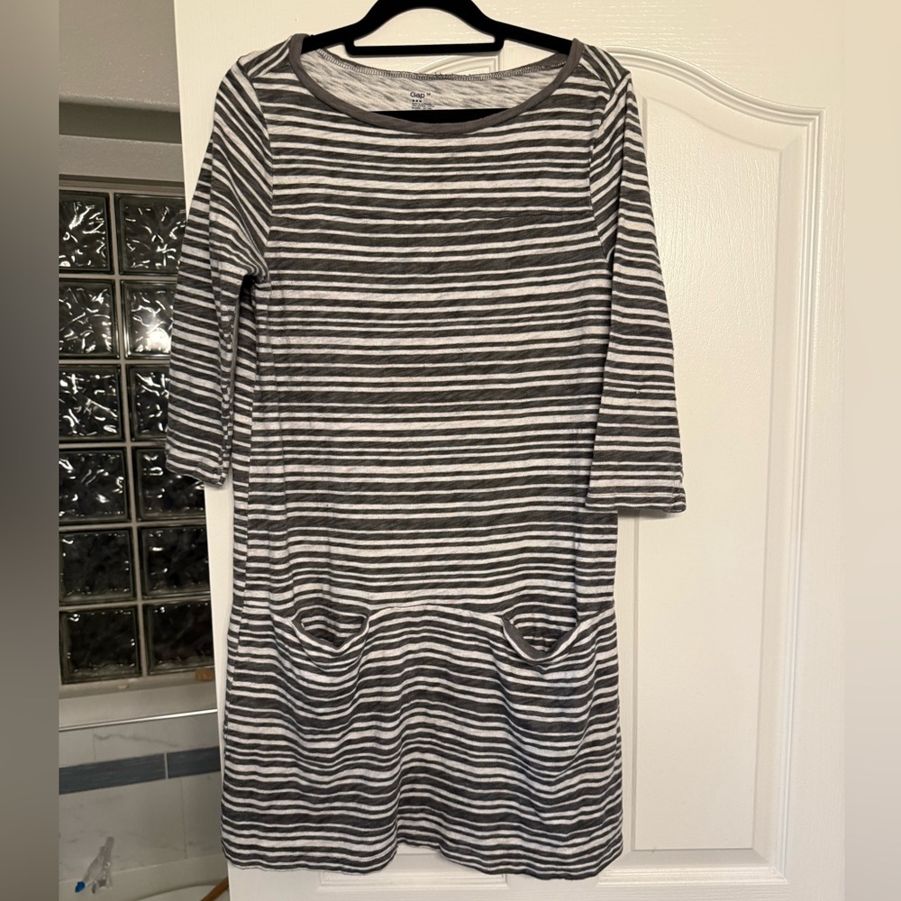 GAP Sz M Gray White Knit Striped DRESS Mini SHIFT Pullover Boat Neck 100% Cotton